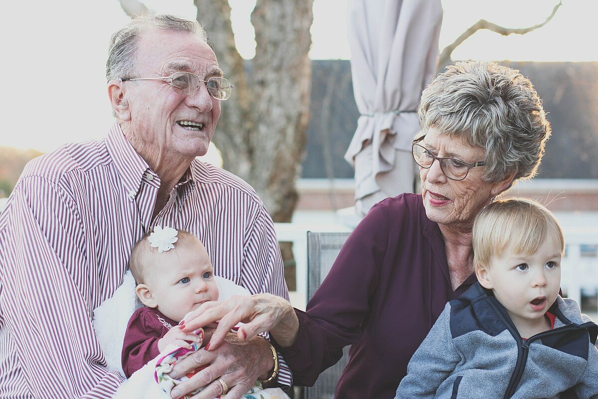 Großeltern mit ihren Enkelkindern @pexels.com