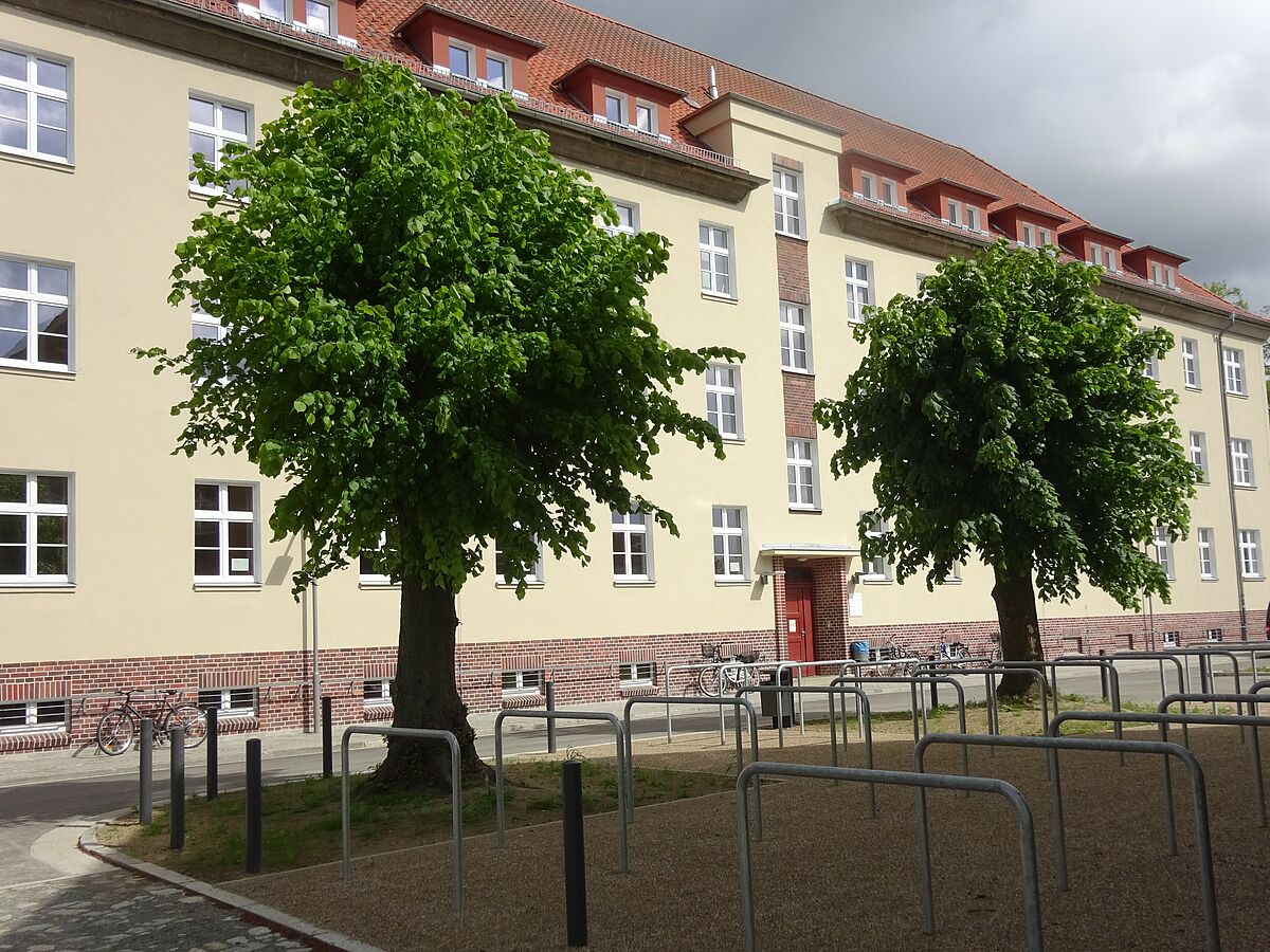 Institutsgebäude, Mai 2020, Blick über den Fahrradstellplatz