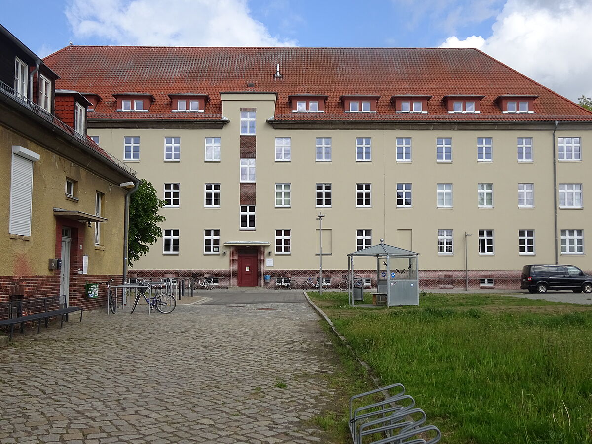 Institutsgebäude, mit Nebengebäude, Mai 2020
