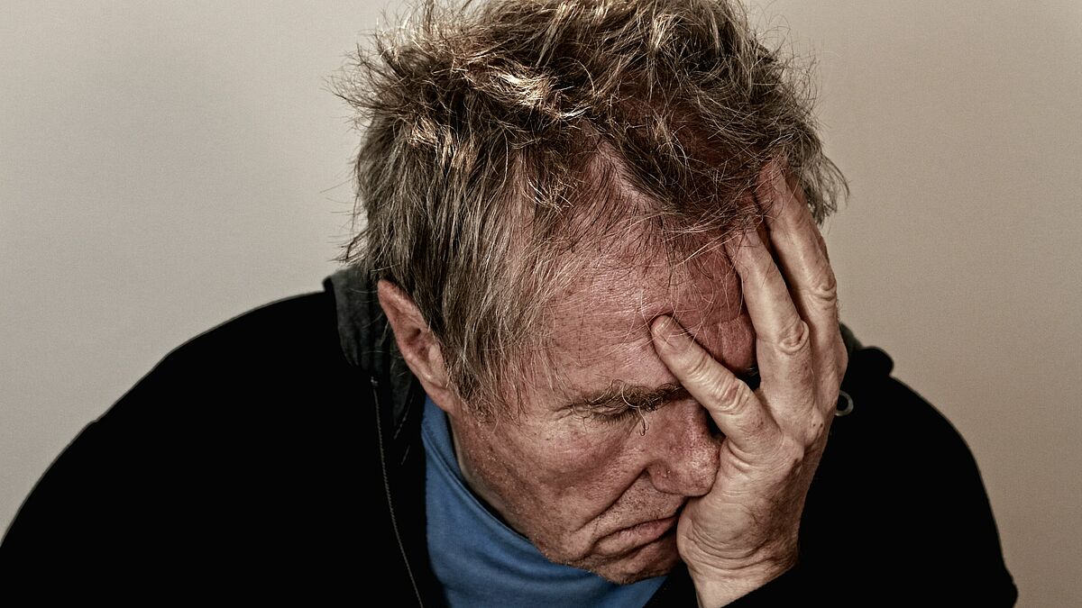 Mann mit Kopfschmerzen @pexels.com