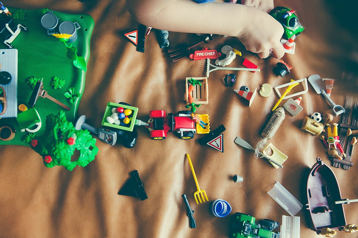 Hand spielt mit Kinderspielzeug @pexels.com