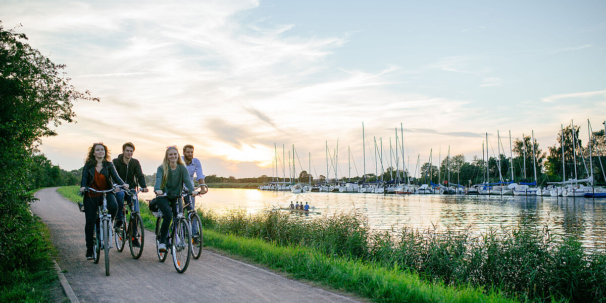 Fahrradtour auf dem Treidelpfad. © Till Junker, Universität Greifswald Mehrere junge Menschen sind mit dem Fahrrad auf dem Treidelpfad in Greifswald unterwegs.