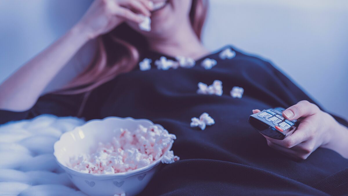Frau im schwarzen Kleid isst Popcorn @pexels.com