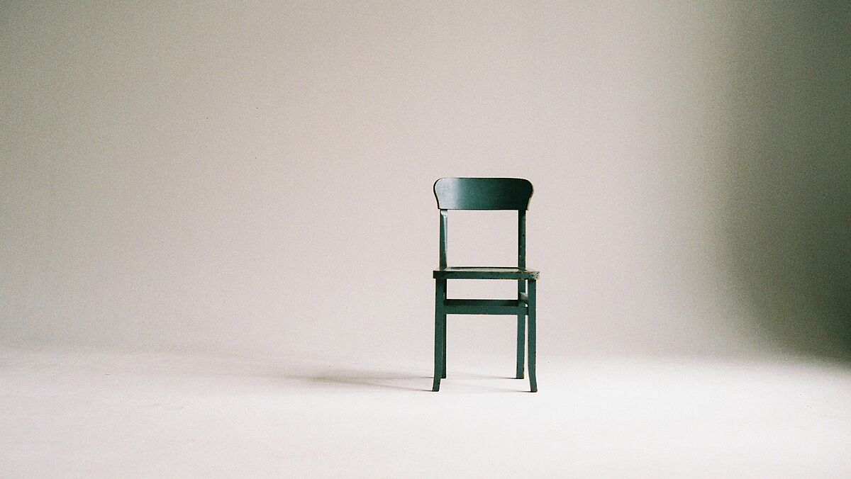 grüner Stuhl im leeren Raum @pexels.com