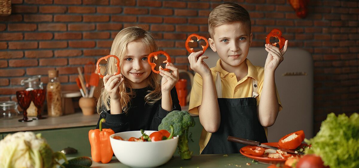 Kinder in Küche mit Paprikascheiben @pexels.com